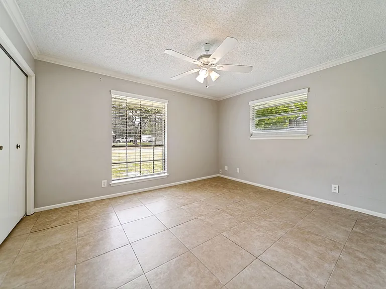 313 Sagecrest Dr — Photo 18