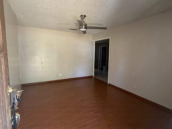 3rd image of 526 Pebble Rd