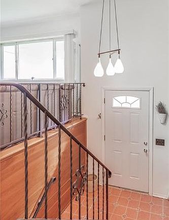 5th image of 40 Laura Dr