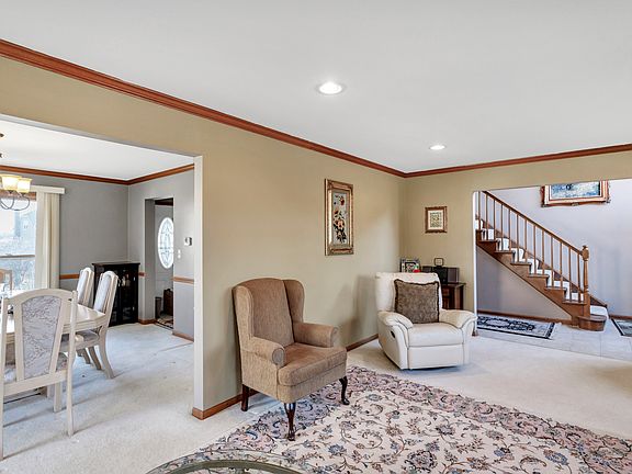5th image of 1531 Crowfoot Cir N