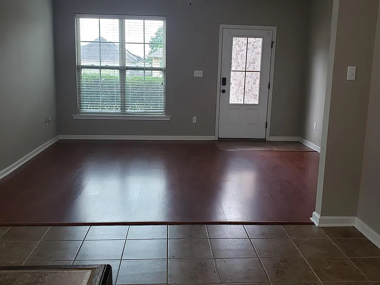 102 Sabine Dr — Photo 4