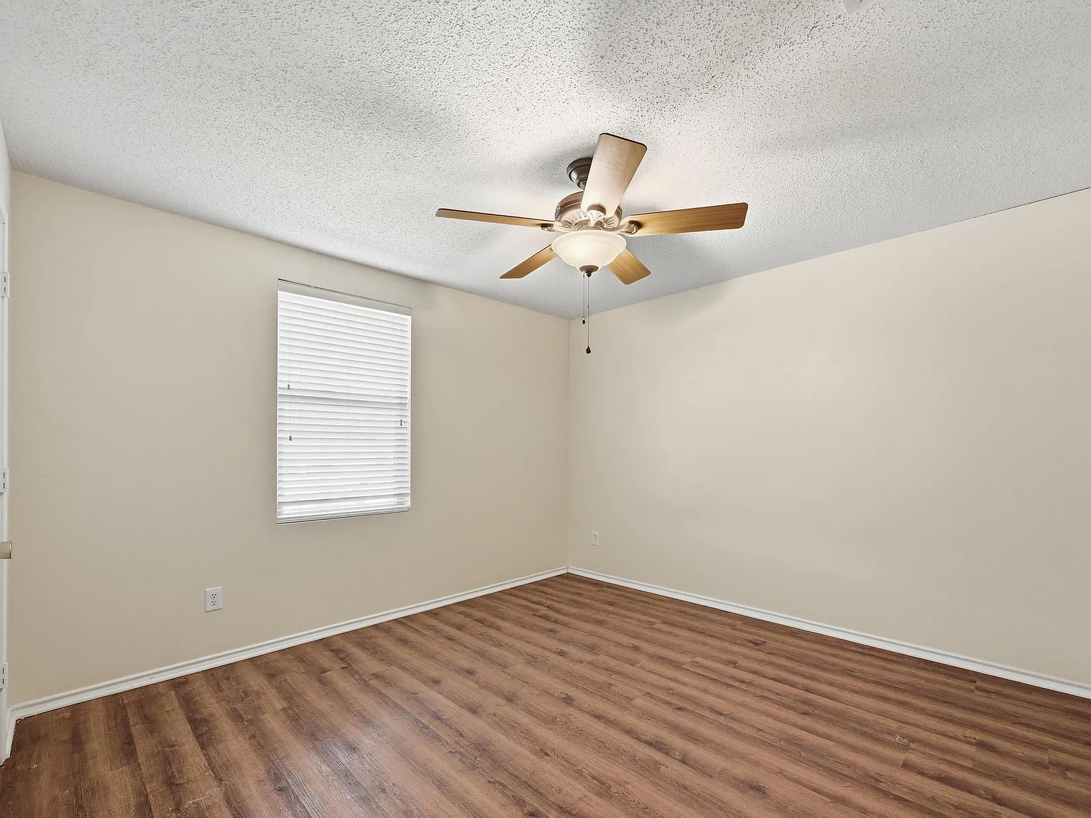 4 bed, 2088 sqft, $2,195 — Photo 4
