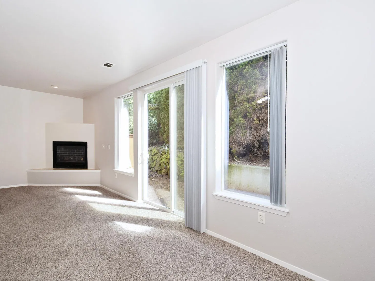 3 bed, 1420 sqft, $2,449 — Photo 2