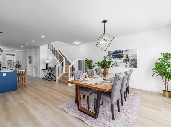 421 NE Hendon Dr NW, Calgary, AB T2K 2A1