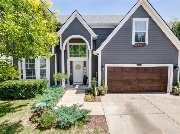 4439 Meadow View Dr, Shawnee, KS 66226