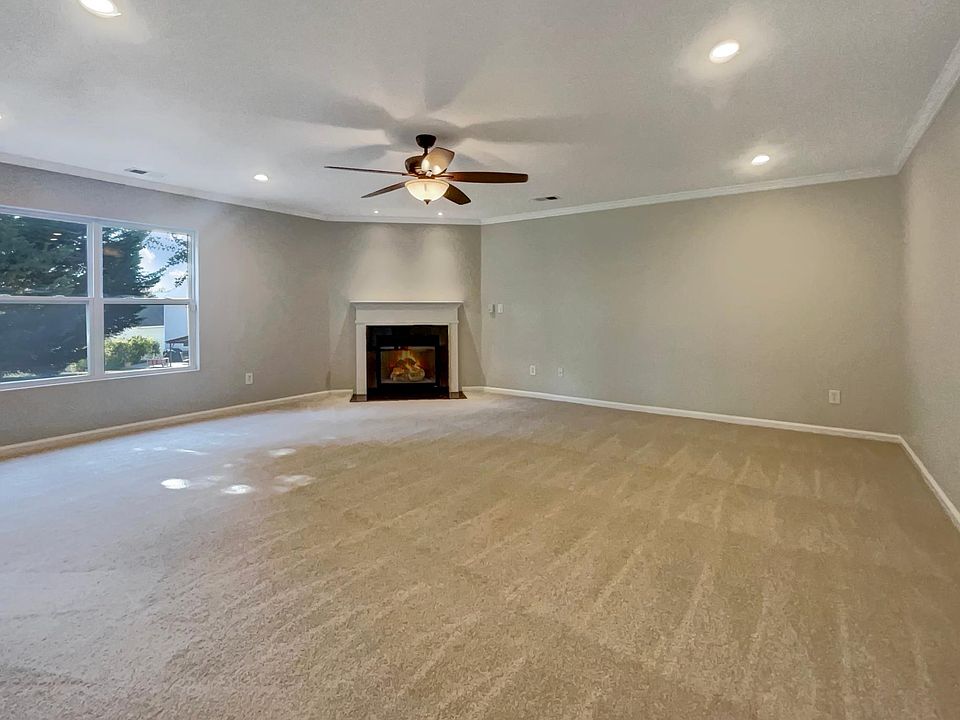 1st image of 905 Willow Creek Dr