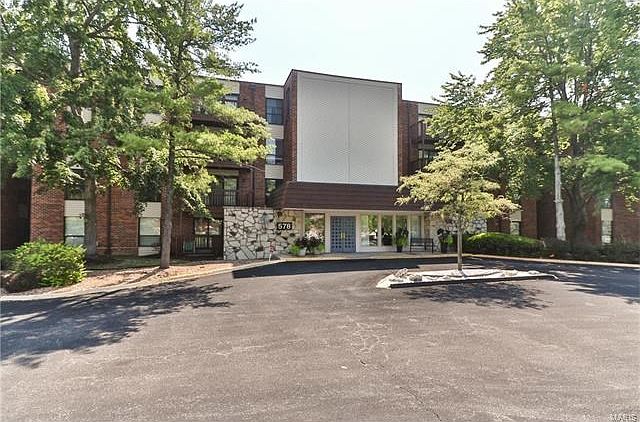 Golfview on the Green....a centrally located community....overlooking the Creve Coeur Golf Course.