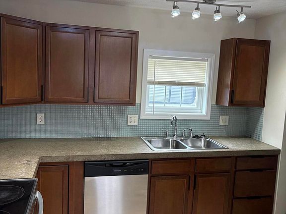 3rd image of 319 Howe St