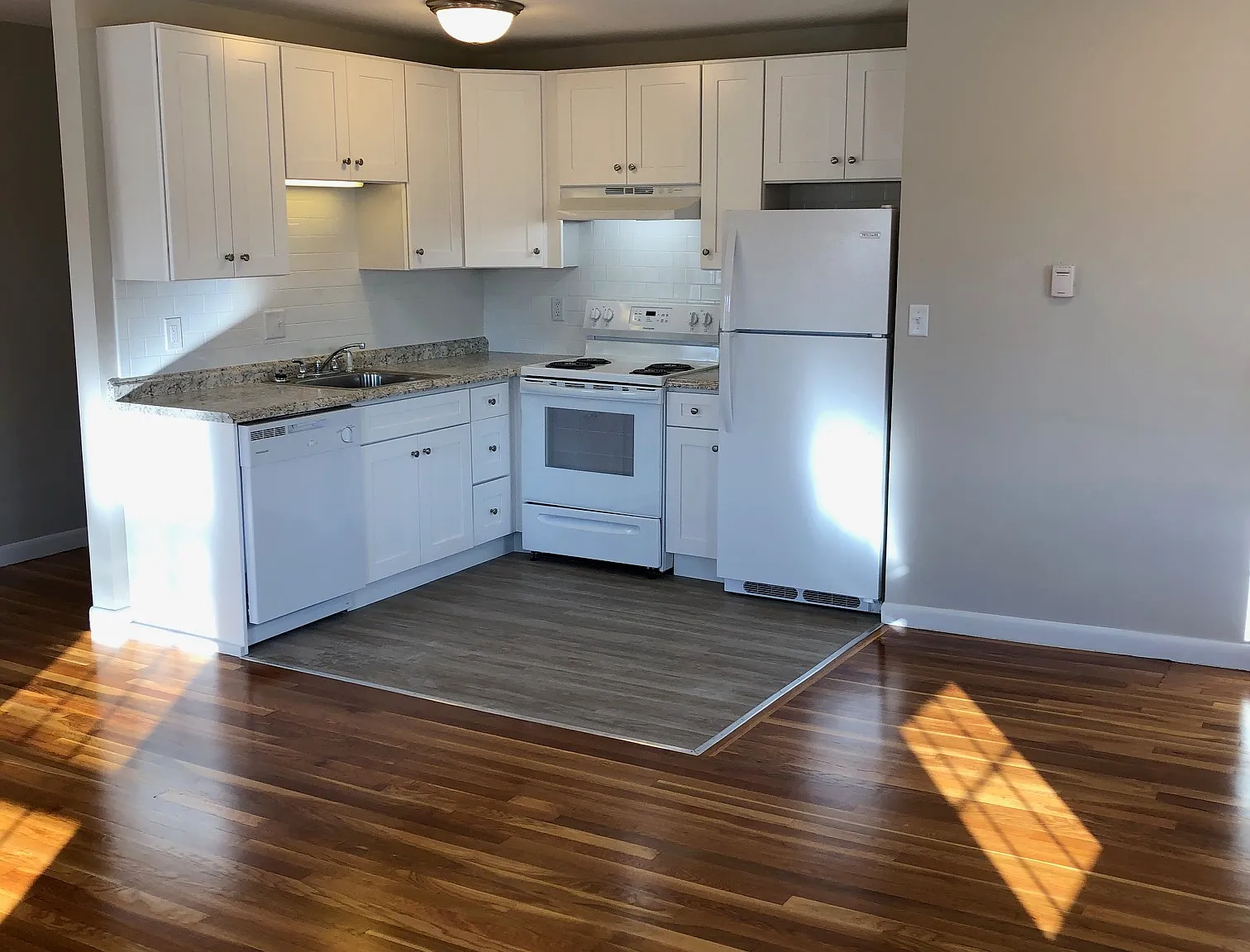 1 bed, 900 sqft, $2,300 — Photo 2