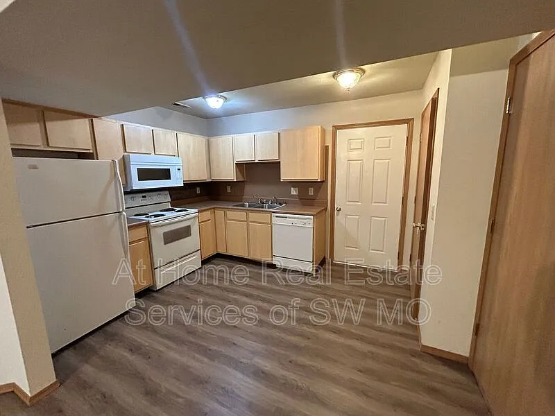 2 bed, 2.5 bath, 1100 sqft, $1,130 — Photo 3