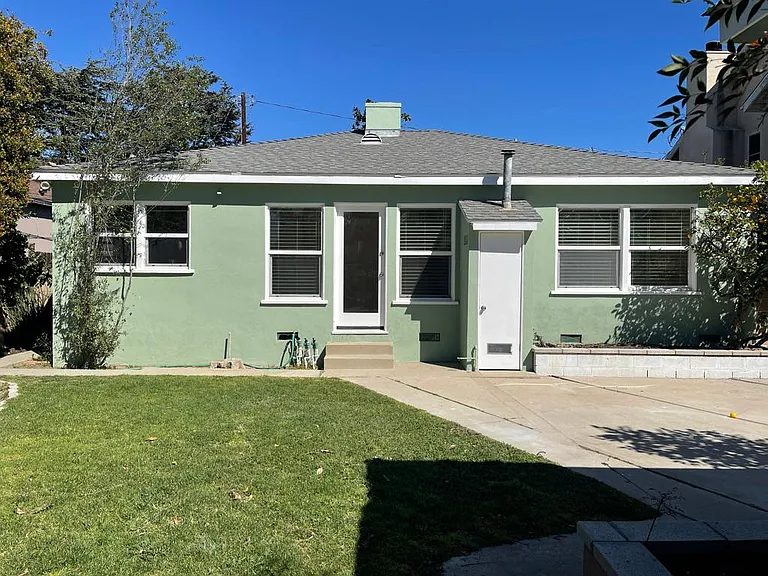 Backyard with patio / lemon tree