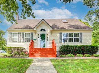 15 Amherst Rd, Ronkonkoma, NY 11779