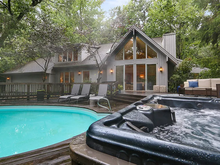 4095 Birchmont Trl — Photo 1