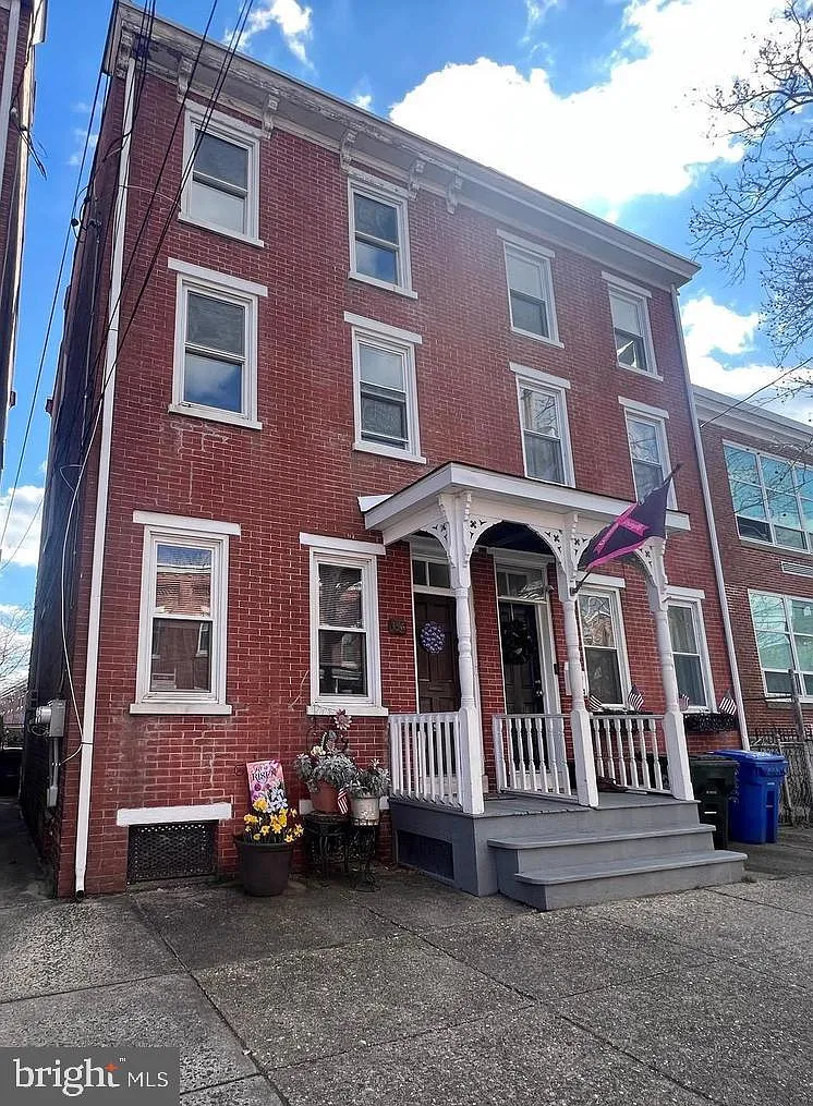 3 bed, 1.0 bath, 1944 sqft, $1,800 — Photo 1