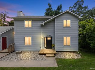 1370 Viefield Dr, Lake Orion, MI 48362