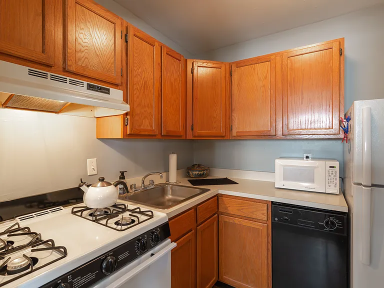 Cedarwood Apartments — Photo 20