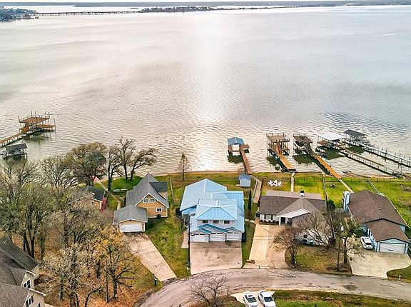 2nd image of 327 Bay Ct
