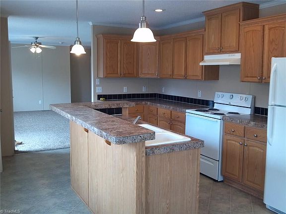 2nd image of 195 Circle Dr