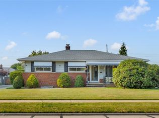 651 E Meadowlawn Blvd, Seven Hills, OH