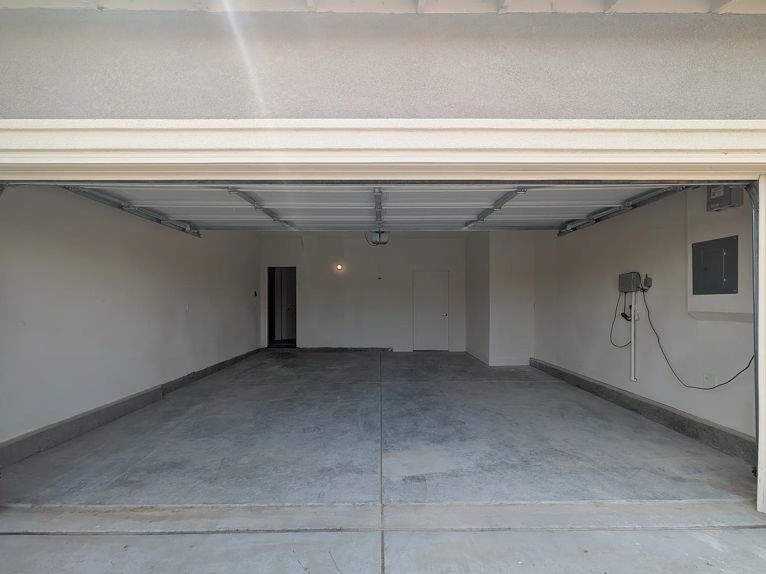 3 bed, 2.5 bath, 6192 sqft, $3,500 — Photo 2