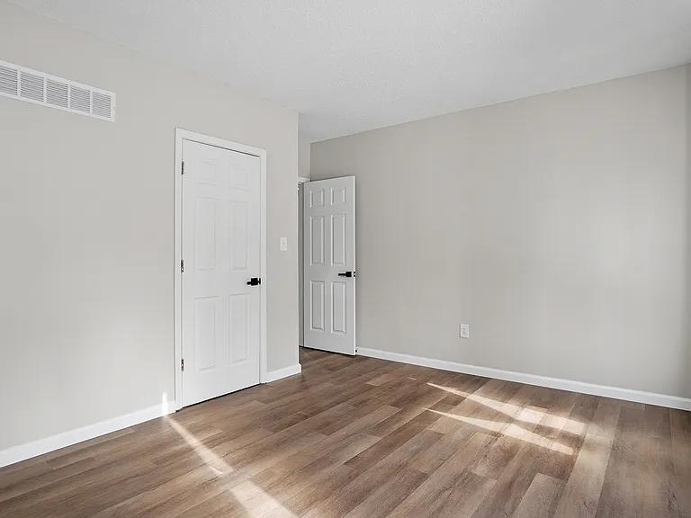 1225 E Lewis St — Photo 13