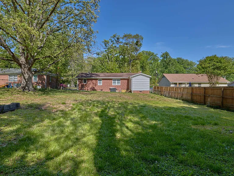 102 Tiffany Dr — Photo 18
