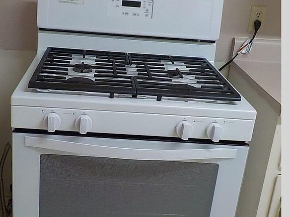 5th image of 638 Pecan St