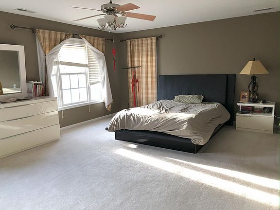 3rd image of 923 Raymond Rd