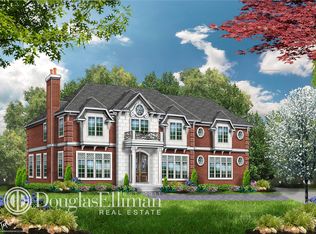 2 Parkway Dr, Roslyn Heights, NY 11577