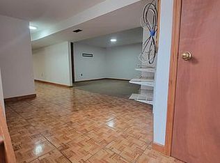 8230 Little Neck Pkwy #1B, Glen Oaks, NY