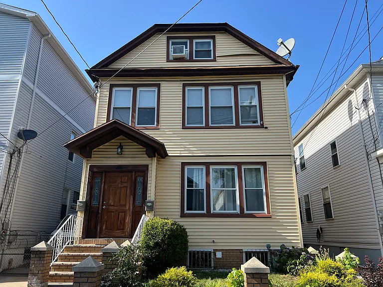 1353 Alina St — Photo 1