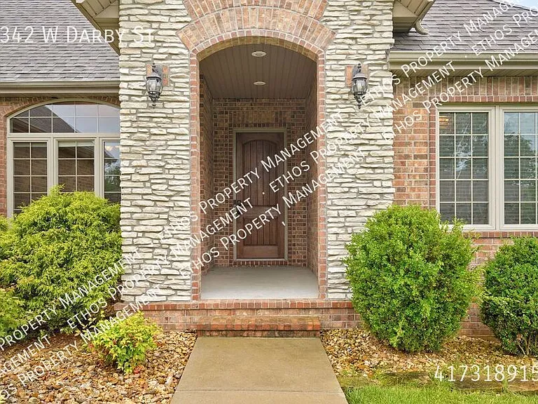 2342 W Darby St — Photo 5