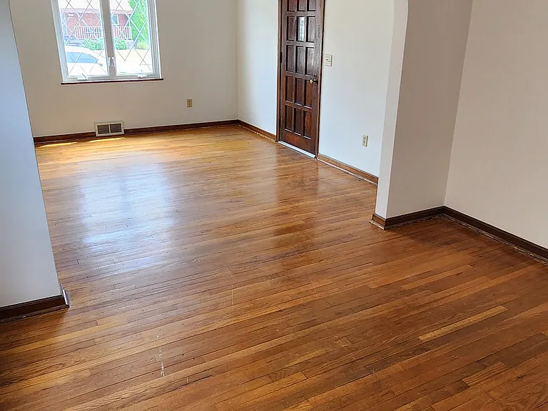 517 Clyde St — Photo 2