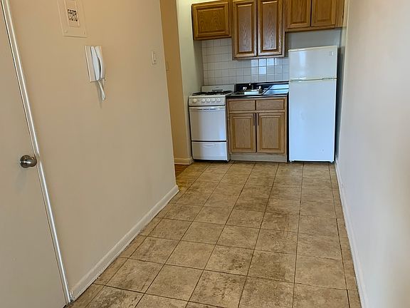 4th image of 100 Sullivan St APT 6C