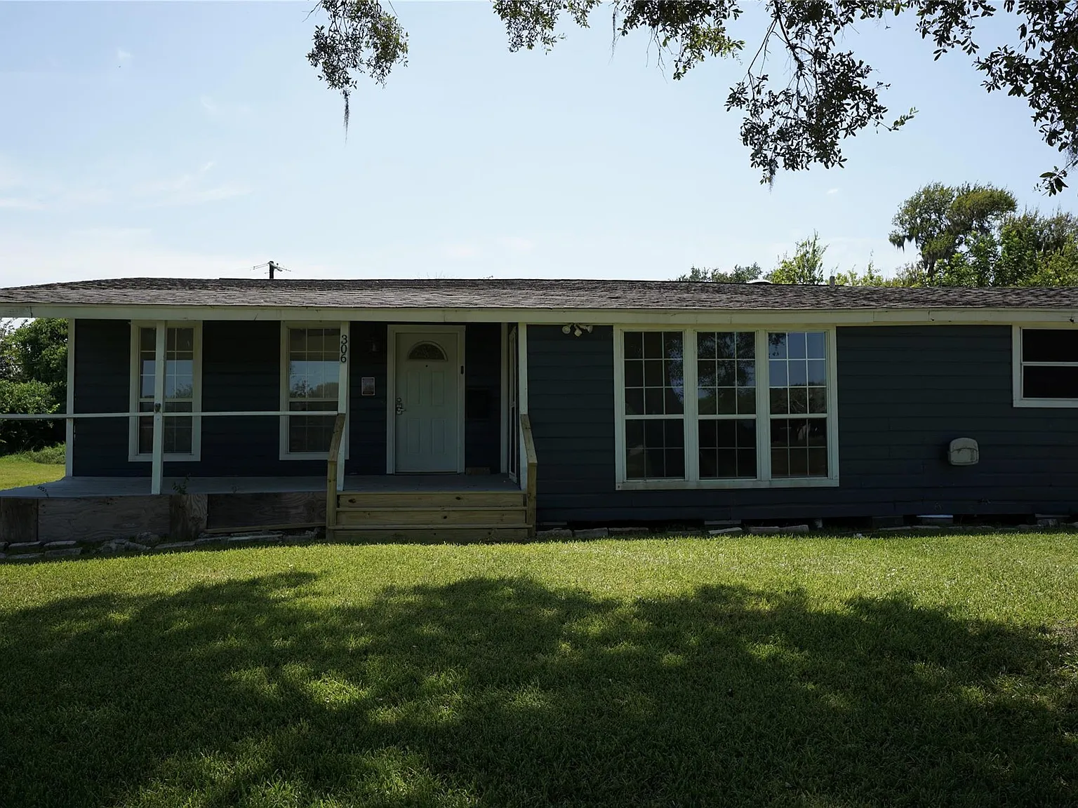 4 bed, 2.0 bath, 1404 sqft, $1,700 — Photo 1