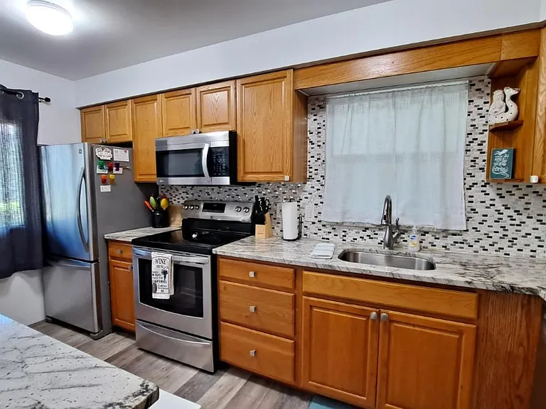 Beautiful Kitchen with Stainless Steel Appliances and Granite Countertops