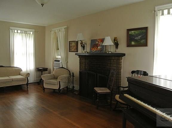 4th image of 4628 Woodrow Ave