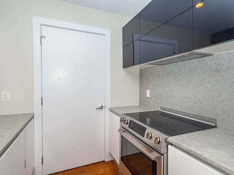 906 E 2nd St #306 — Photo 4