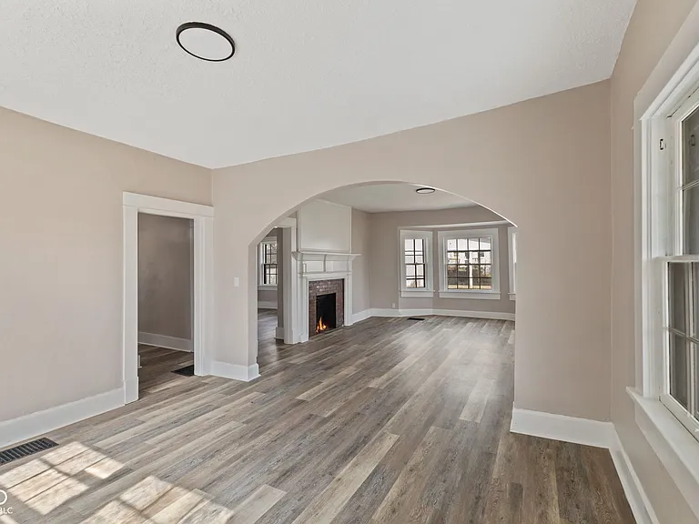 320 Lockerbie St — Photo 11