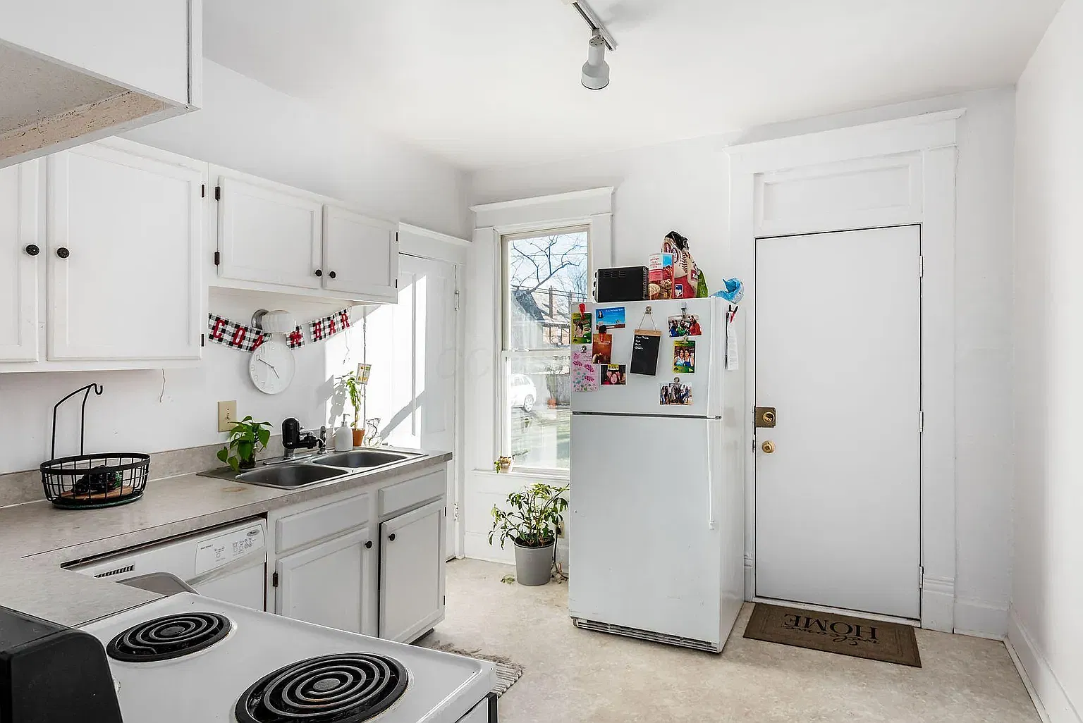 2 bed, 1200 sqft, $1,600 — Photo 3