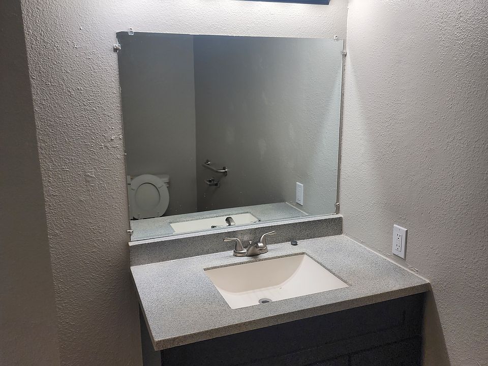 1051 w 19th bathroom _10142024