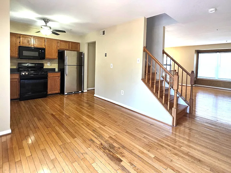940 Newington Ct — Photo 5