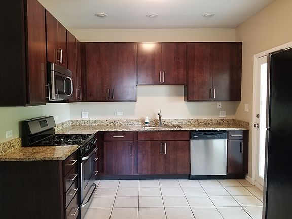 3rd image of 5746 W Waveland Ave