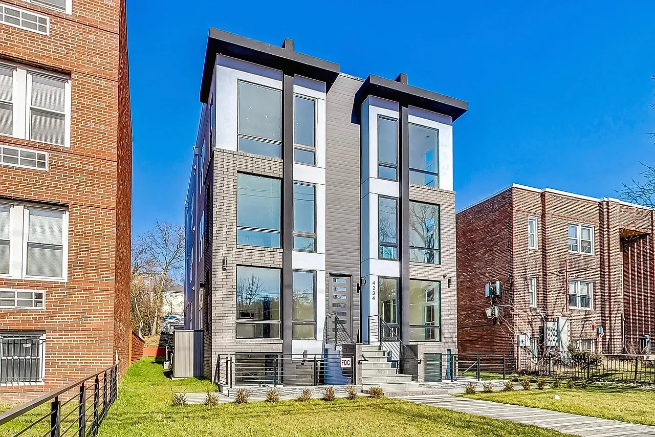 2 bed, 830 sqft, $2,500 — Photo 1