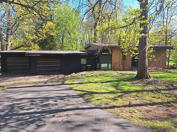 3rd image of 2065 Hickory Ln