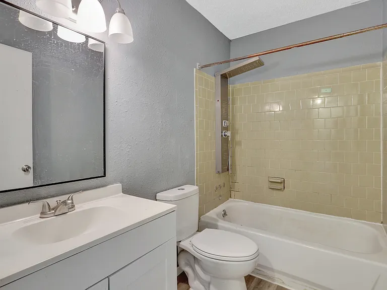 Greenbriar Apartments — Photo 15