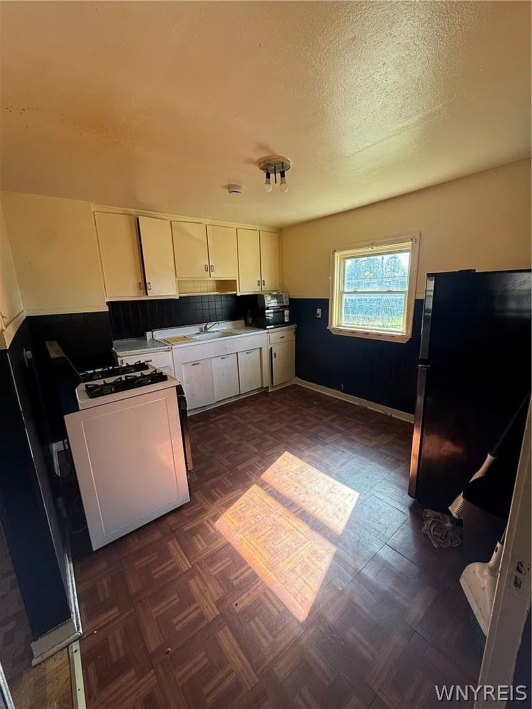 2 bed, 1.0 bath, 2510 sqft, $1,200 — Photo 3