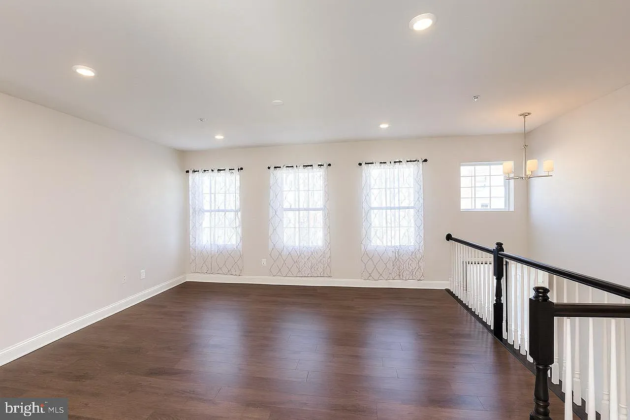 3 bed, 4.0 bath, 2452 sqft, $2,900 — Photo 3