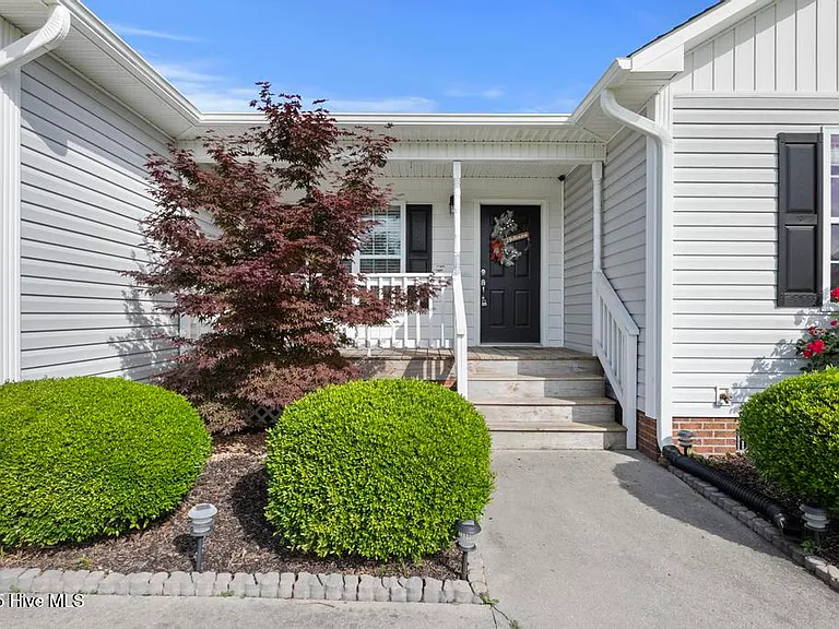 301 Pine Ridge Ln — Photo 2