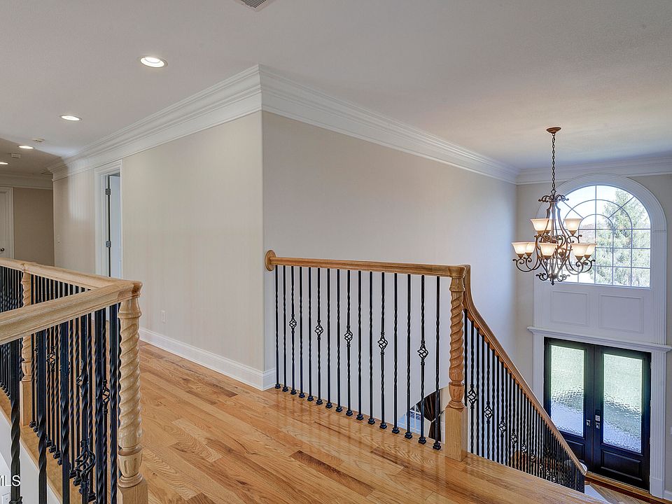 31st image of 405 Heather View Dr